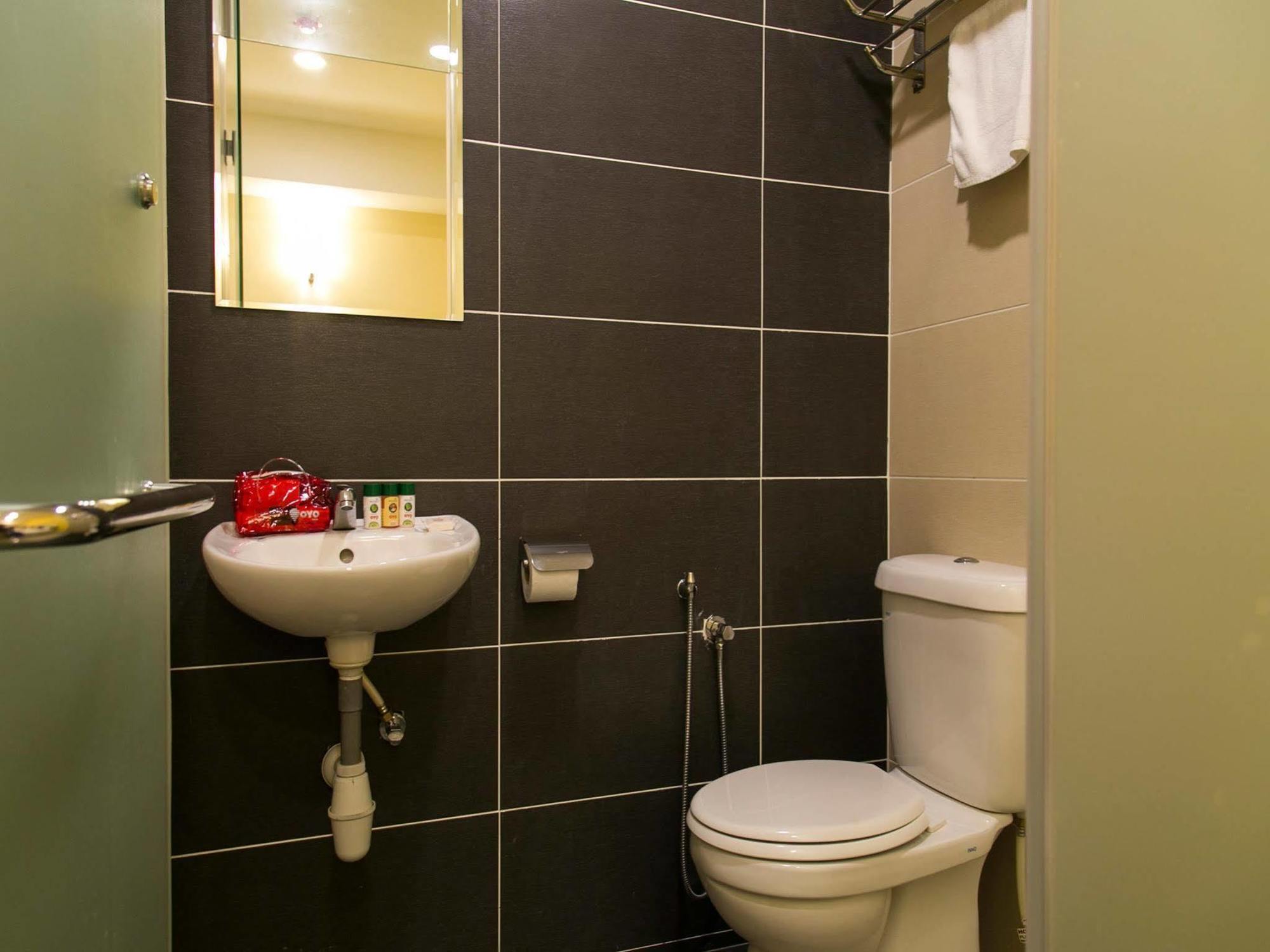 Oyo 220 Hotel Sri Maluri كوالالمبور المظهر الخارجي الصورة